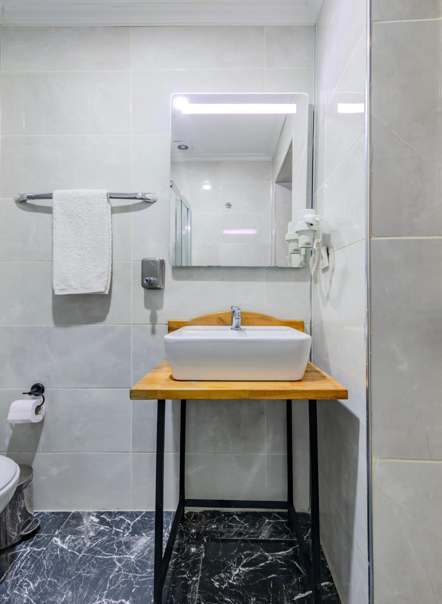La Pazza Otel